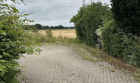 Property with field view in a good location