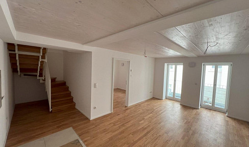 First occupancy! 4-room maisonette suitable for shared apartment with balcony and EBK