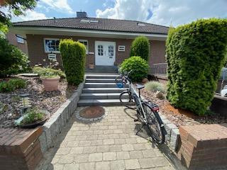 Detached house in Rellingen - Angled bungalow with converted attic storey