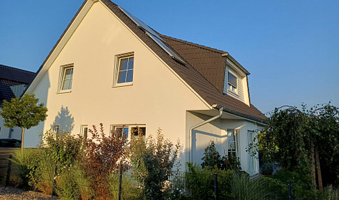 Detached single-family house on the edge of a field