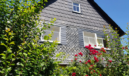 Idyllic four-sided farm with granny apartment and outbuildings in a top natural location in Greiz!