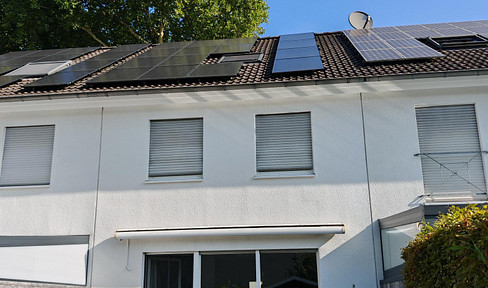Attractive 6-room terraced house (approx. 160 sqm living space) with cellar & solar system