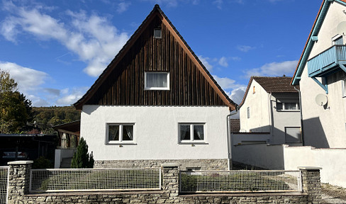 1-2 family house with 8 rooms and beautiful large garden and garage / parking spaces