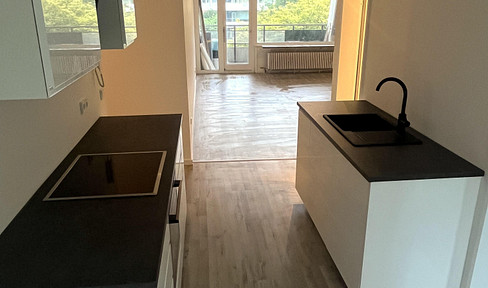 Refurbished, bright 3-room apartment with eat-in kitchen & balconies in a prime location