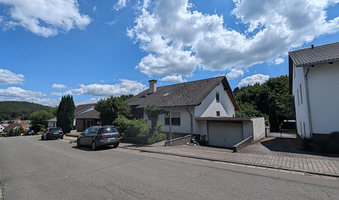 Spacious detached house with granny apartment & workshop - your new home awaits!