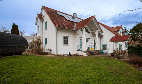 Free of commission! Large and small house for creative living