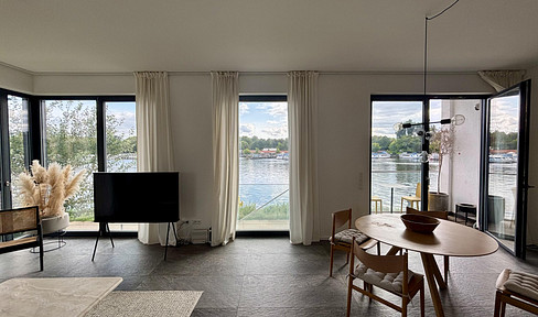 Front row on the water - premium new build with 2 parking spaces and terrace