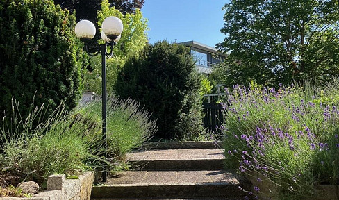 For sale: Exclusive detached house with a separate apartment, located in a prime area close to Fürth, Erlangen, and Nuremberg!