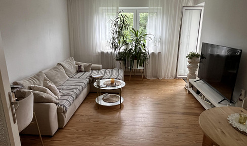 Light-flooded 2-room apartment with fitted kitchen and balcony for rent as of 01.09.2025.