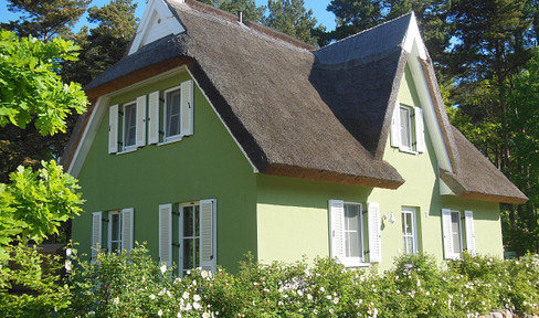 Fantastic thatched vacation home with a unique location on the edge of the Baltic Sea