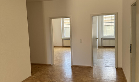 Top-sanierte 3-Zi-Wohnung,zentral gelegen mit Balkon und Stellplatz
