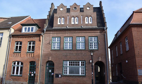Beautiful large apartment on the 1st floor by the castle lake