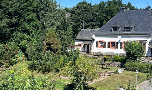 Charming ensemble of listed buildings: end terraced house with large garden & stream access