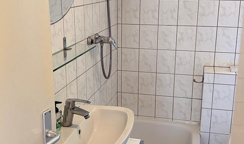 -TOP LAGE- 3-4-Zi.-Wohnung,Dachzimmer, Balkon und Garage