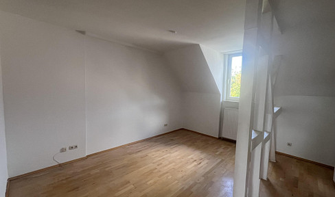 Bright attic apartment with new bathroom and fitted kitchen near the university