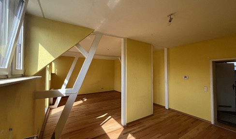 Helle Mansardenwohnung mit neuem Bad und Einbauküche nahe Uni