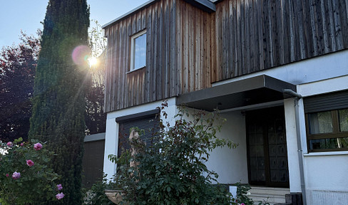 Detached, versatile two-family house with large garden