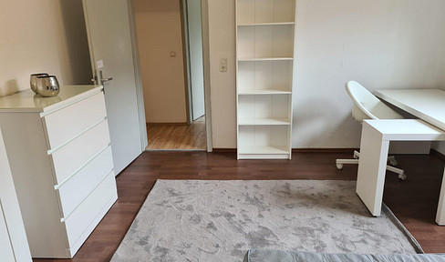Fully furnished shared room (for f) in a 3-person shared flat in a central location in Hof - 450€ warm rent (no utilities)