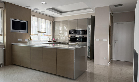 Exclusive three-room apartment with fitted kitchen in the south of Halle