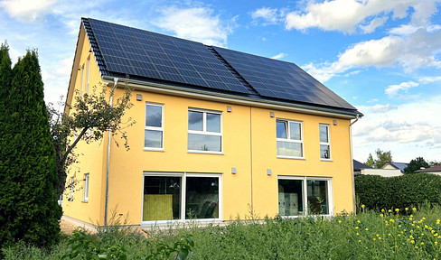 Peace and quiet with a view over fields: Exclusive, healthy plus-energy semi-detached house, within walking distance of the S-Bahn