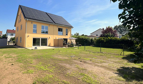 Ruhe mit Blick über Felder: Exklusives wohngesundes Plusenergie-Doppelhaus, S-Bahn fußläufig