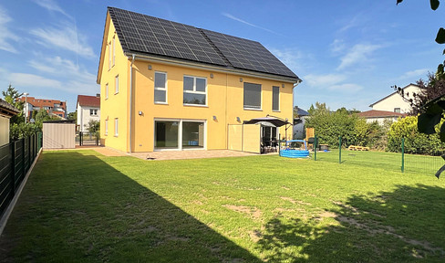 Peace and quiet with a view over fields: Exclusive, healthy plus-energy semi-detached house, within walking distance of the S-Bahn
