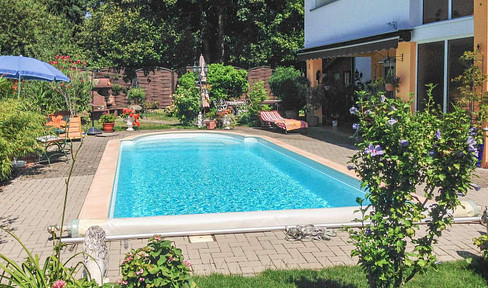 Zweifamilienhaus als DHH, mit PV-Anlage, Garten, Pool und Garage auf 795 m2 Grundstück