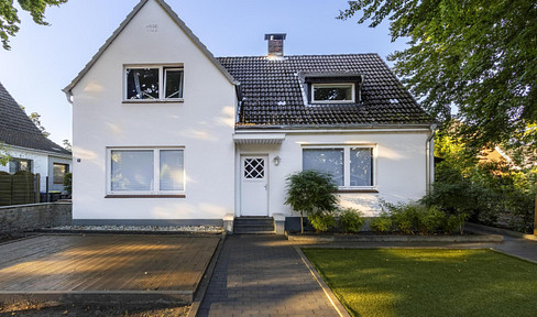 From private owner. A jewel at the gates of Hamburg. Your new detached/two-family house in Norderstedt.