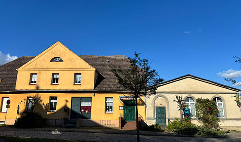 Historisches Gebäude mit großem  Grundstück  und vielseitig nutzbar.