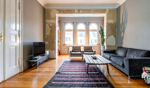 Commission-free: Valuable, older building with 2 south-facing balconies – a rented investment property, Prenzlauer Berg.