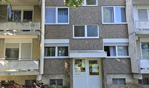 Jobcenter! Freshly renovated 4-room apartment with elevator, parking space and balcony in Niederkassel