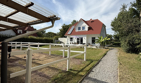 Energiesparhaus mit kleiner Reitanlage