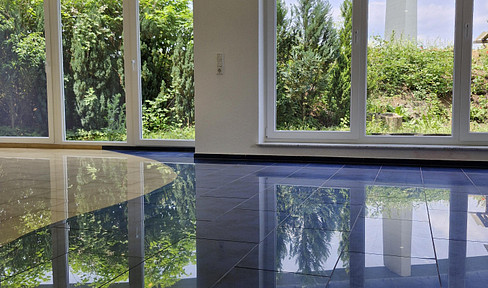 Stylish, light-flooded semi-detached house with granny apartment!