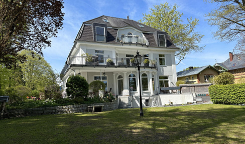 Exclusive penthouse apartment with views of the castle and the lake, located in a prestigious villa.