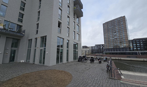 Café, practice, office, studio or store with a view of Baakenhafen harbor