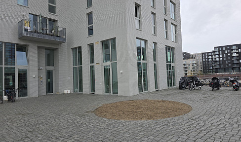 Café, practice, office, studio or store with a view of Baakenhafen harbor