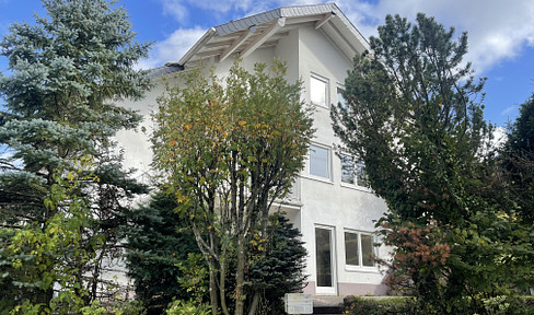 Repräsentative Familienvilla mit Einliegerwohnung und traumhaftem Weitblick - provisionsfrei!