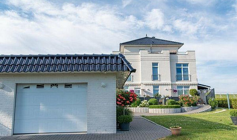Beach villa, directly overlooking the Kiel Fjord, over 450 square meters.
