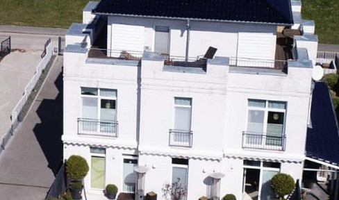 Villa/House in white/blue, Kiel Fjord, over 450 square meters.