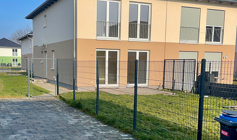 140qm Neubau-Doppelhaushälfte mit 6 Zimmern inkl. EBK, Parkett, elek. Rollläden, Zaun, 2 Pkw-Plätze