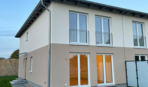 140sqm newly built semi-detached house with 5 rooms incl. fitted kitchen, 2 parking spaces, fence