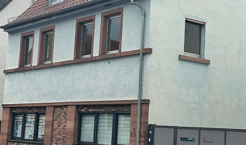 Two-family house with commercial space and great potential in Kleinwallstadt.