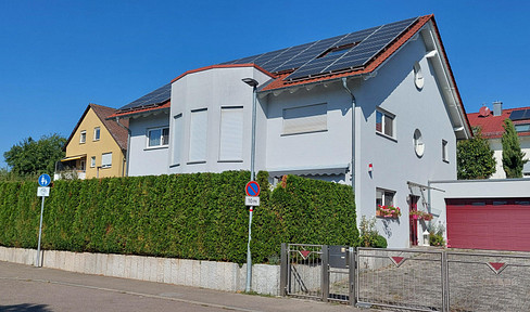 Freistehendes Einfamilienhaus mit Wellnessbereich, Einliegerwohnung und Doppelgarage in Kornwestheim
