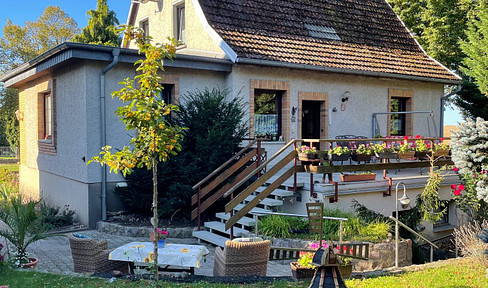 Detached house with vacation home in a quiet location