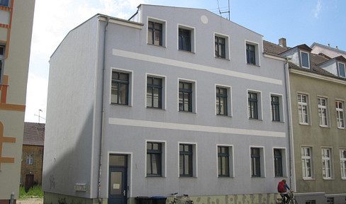 Two-room apartment for rent on Anklamer Straße, near the theater.