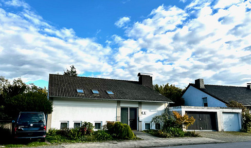 EFH, 2FH oder 3FH: außergewöhnlich flexibel & solide, breites Grundstück, großes Potential