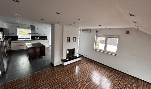 Moderne 4-Zimmer-Dachgeschosswohnung mit Luxus-Ausstattung, Balkon & Weitblick