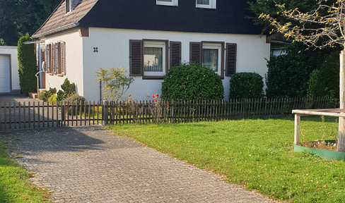Detached house with potential on a sunny, south-west-facing dream plot