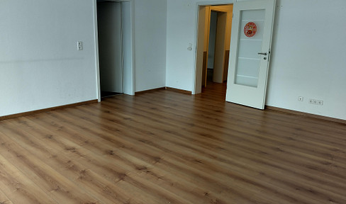 Completely move-in ready and with no agency fees: Modern, centrally located, and quiet 3-room apartment in Heppenheim.