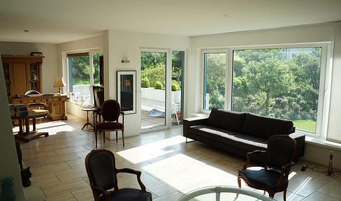 Spacious 4-room apartment with 2 balconies and single garage in Essen-Stadtwald - commission-free